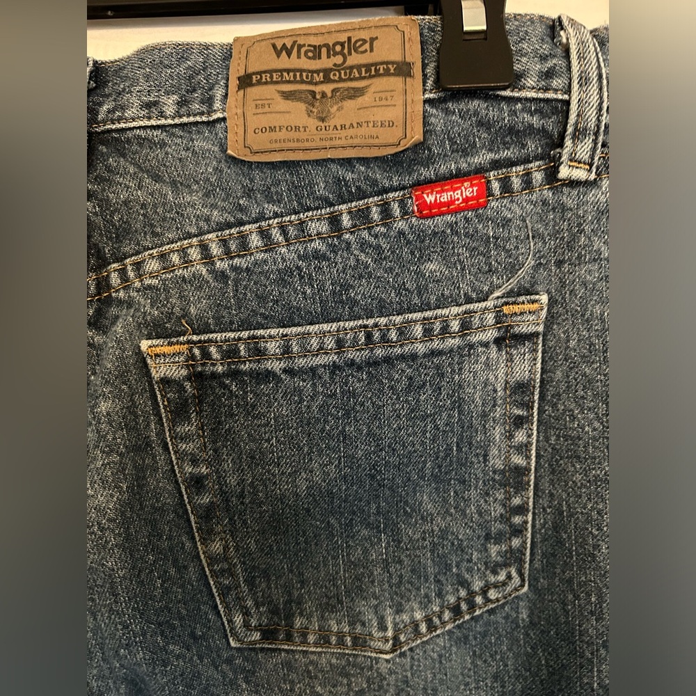 Wrangler Straight Leg Standard Cut Jeans (32x34)